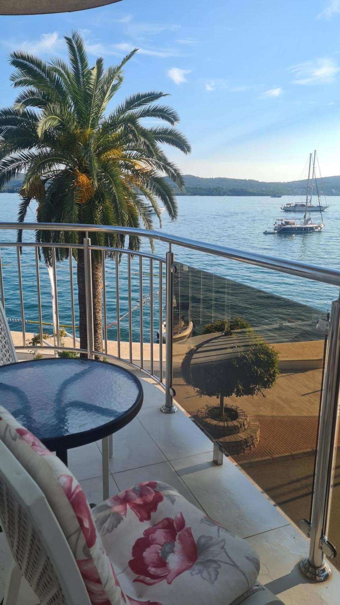 Chic Apartment In The City Center By The Sea ティヴァト エクステリア 写真